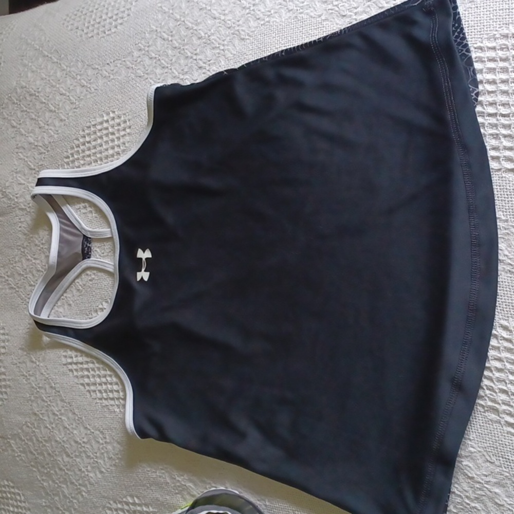 COPY - Under Armour bundle shorts/top - Picture 7 of 10